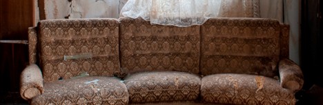 הריפוד מתקלף בספה היוקרתית? אל תמהרו להאשים את עצמכם. גלו כיצד להבחין בין בלאי טבעי לפגם בייצור, ומתי מגיעה לכם החלפה או פיצוי כספי מלא על עוגמת הנפש.